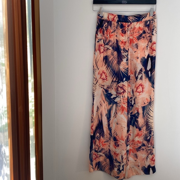 NWOT Guess, wide leg pants, like new condition, measurements and photos below. - Picture 2 of 10